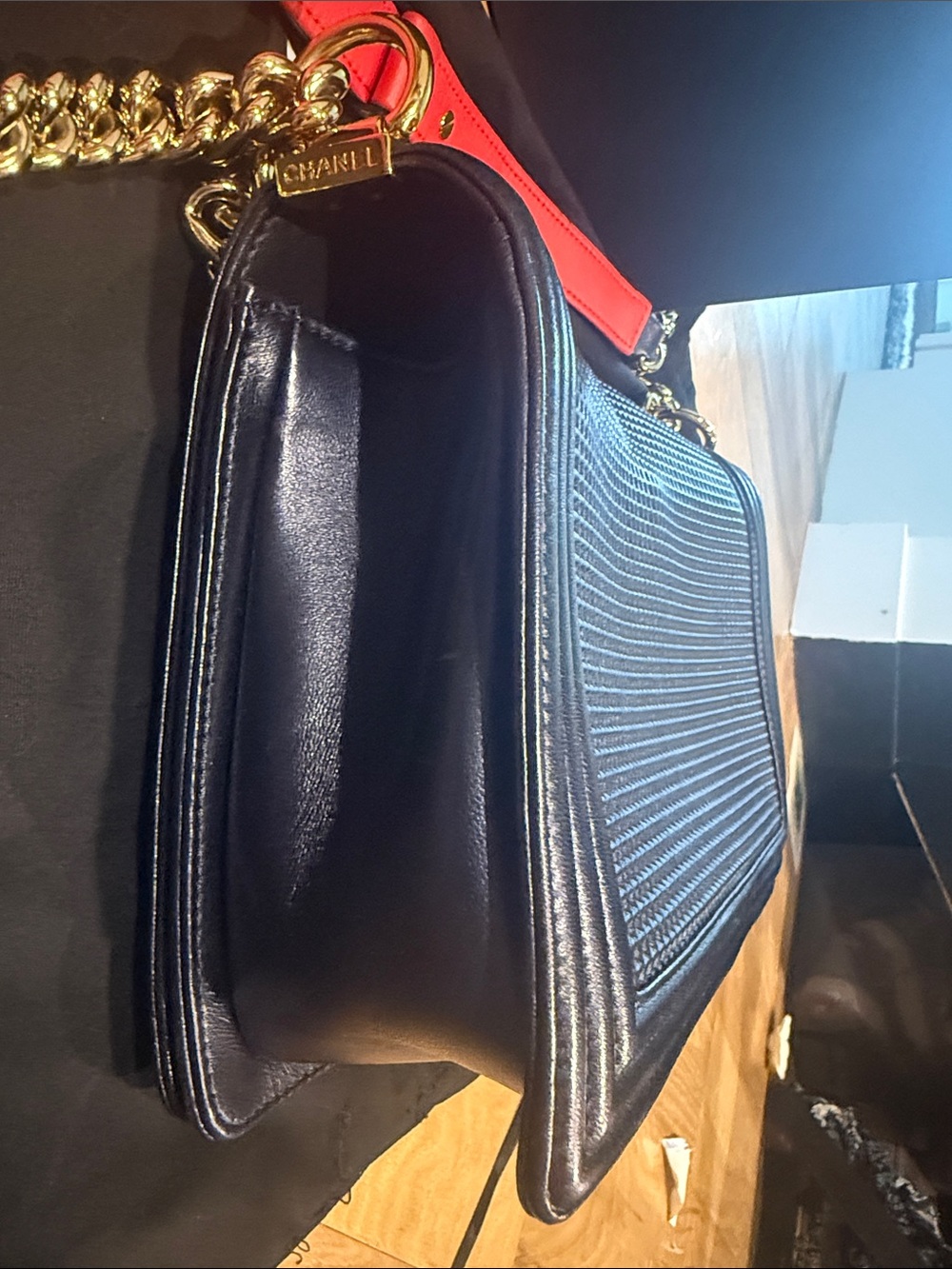 CHANEL Black Leather Shoulder Bag with Gold Chain and Red Accent - Picture 8 of 16